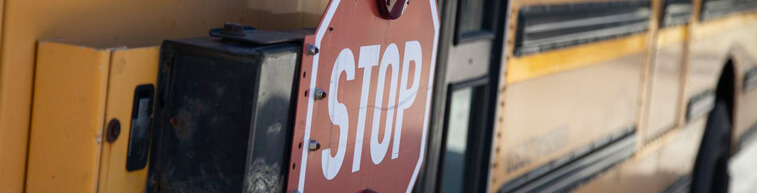 autobús escolar desinfectado para luchar de nuevo contra el coronavirus
